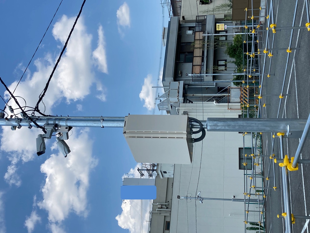 某所駐輪場にて防犯カメラ(ネットワークカメラ、カメラ台数20台)の取付工事を完了しました。