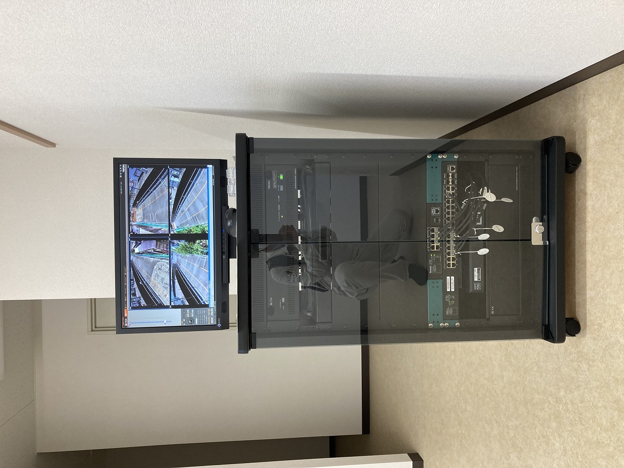 某所駐輪場にて防犯カメラ(ネットワークカメラ、カメラ台数20台)の取付工事を完了しました。