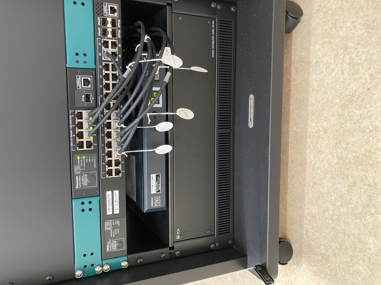 某所駐輪場にて防犯カメラ(ネットワークカメラ、カメラ台数20台)の取付工事を完了しました。