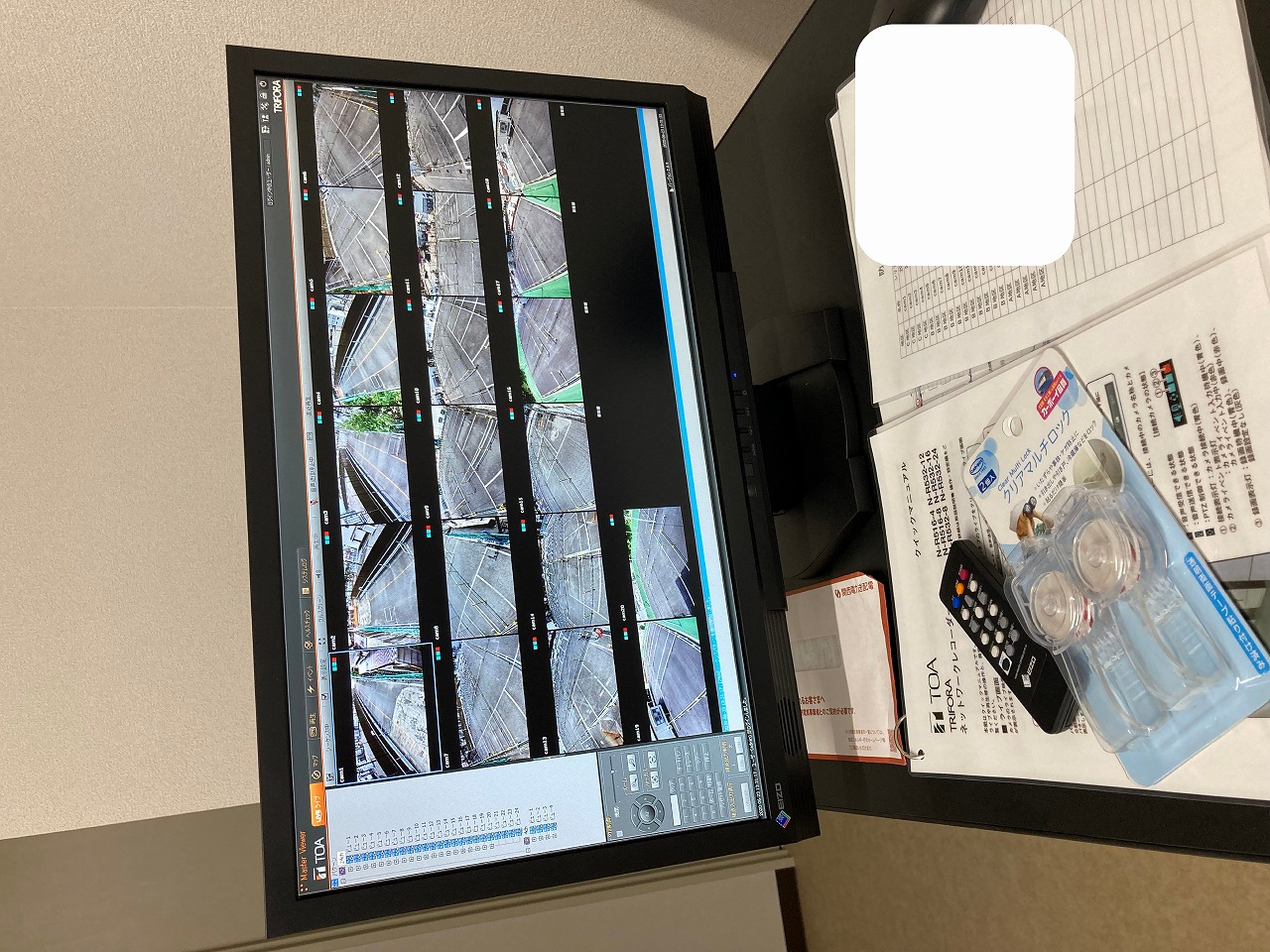 某所駐輪場にて防犯カメラ(ネットワークカメラ、カメラ台数20台)の取付工事を完了しました。
