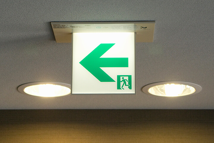 避難設備の設置・点検を行っています